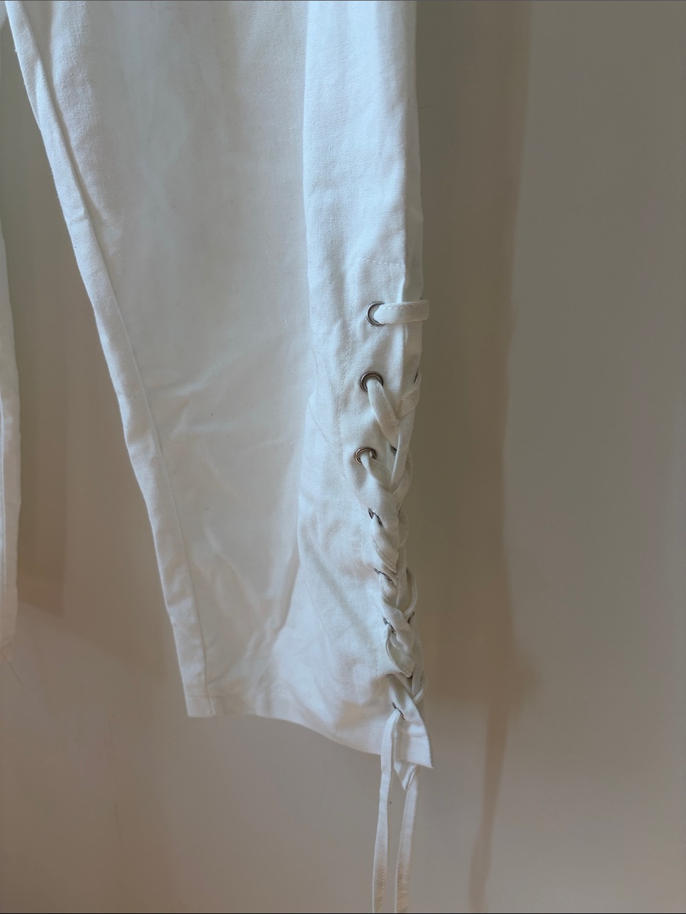 White Lace-Up Drawstring Capris - Picture 4 of 11